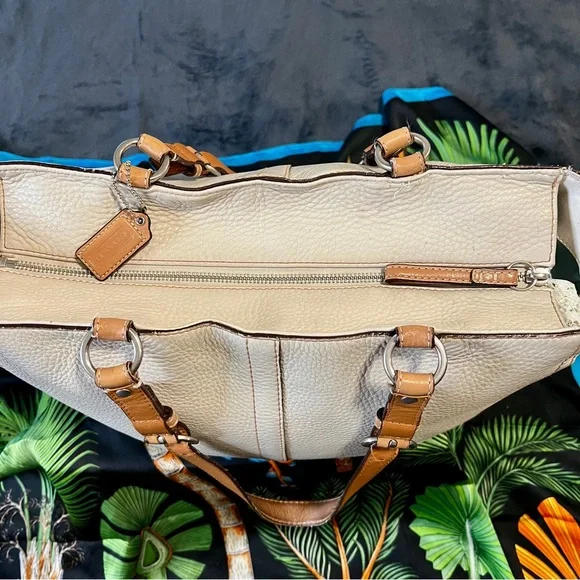 Coach Chelsea Pebble Leather Tote Bag Chalk Tan Work School Casual 
D1082-F12340 - Picture 6 of 13